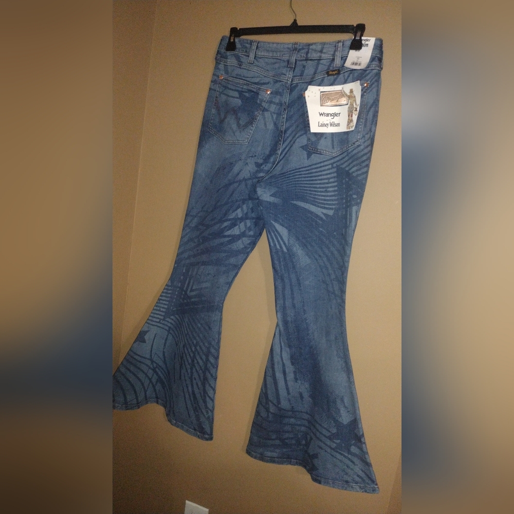 Lainey Wilson Bell Bottom Women Jeans 32"x32" - Picture 2 of 6